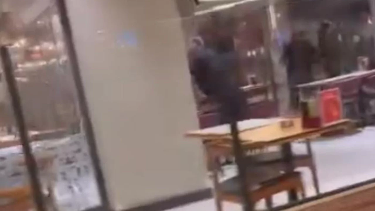 Bursa'da restoranda kavga çıktı! Camlar ve çerçeveler indi