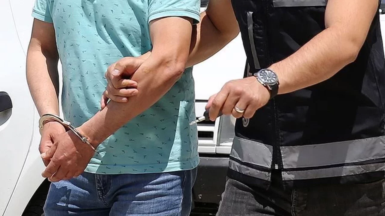 Parkta bulduğu cep telefonunu alan şüpheli tutuklandı