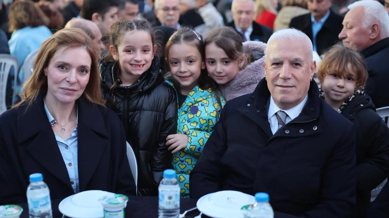 Bursa Büyükşehir Belediye Başkanı Mustafa Bozbey, kendi mahallesinde komşularıyla iftar yaptı