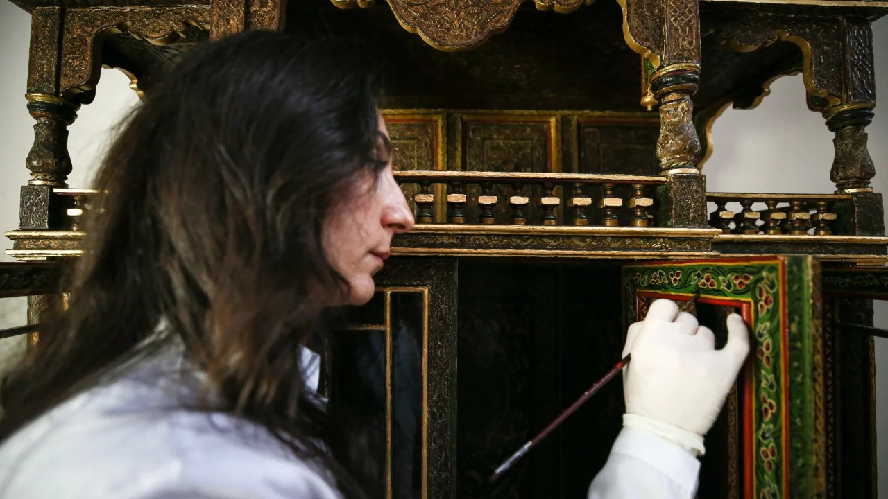 Bursa'da Sultan 2. Abdülhamid'in ahşap dolabı restore edildi