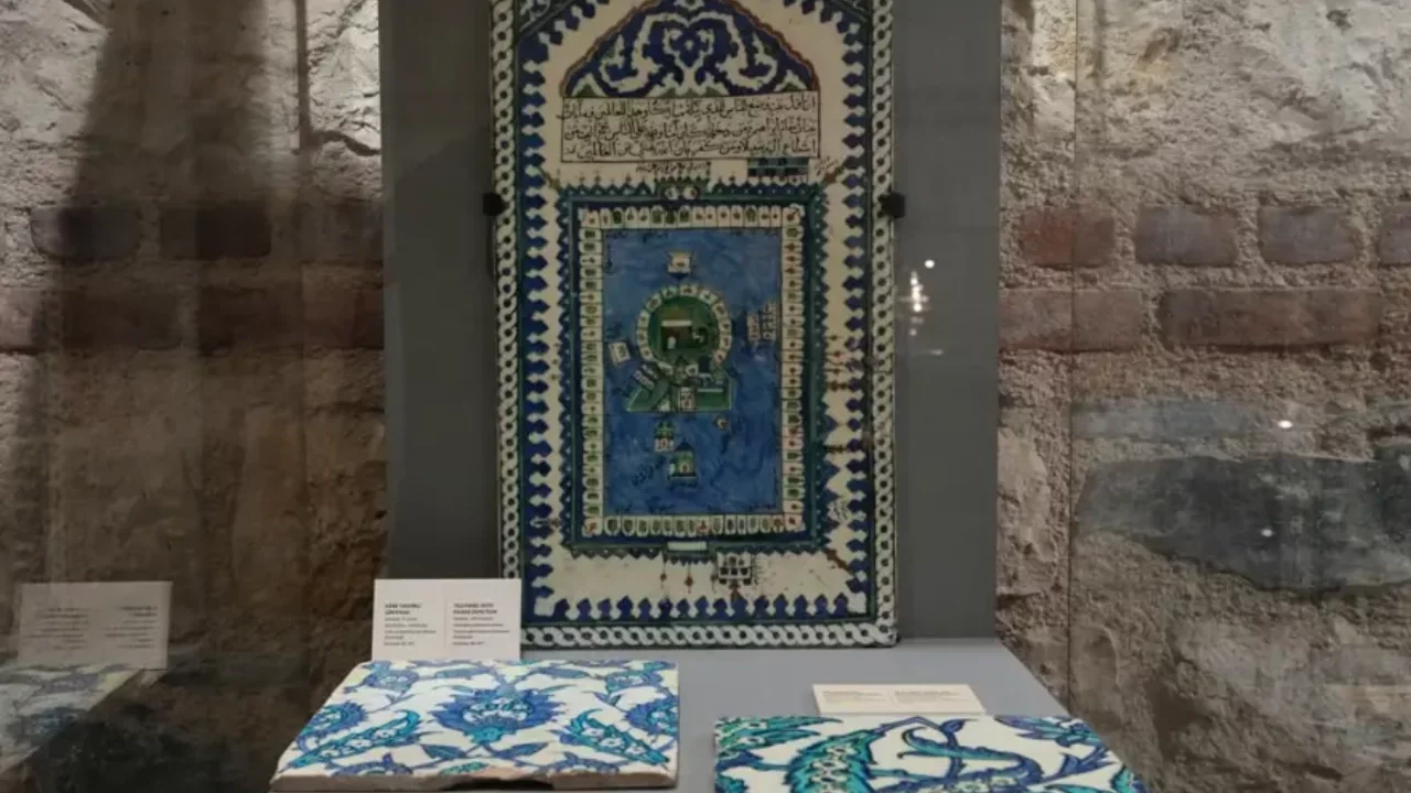 Çalınan 2 İznik çinisinin Türkiye'ye iade edildi