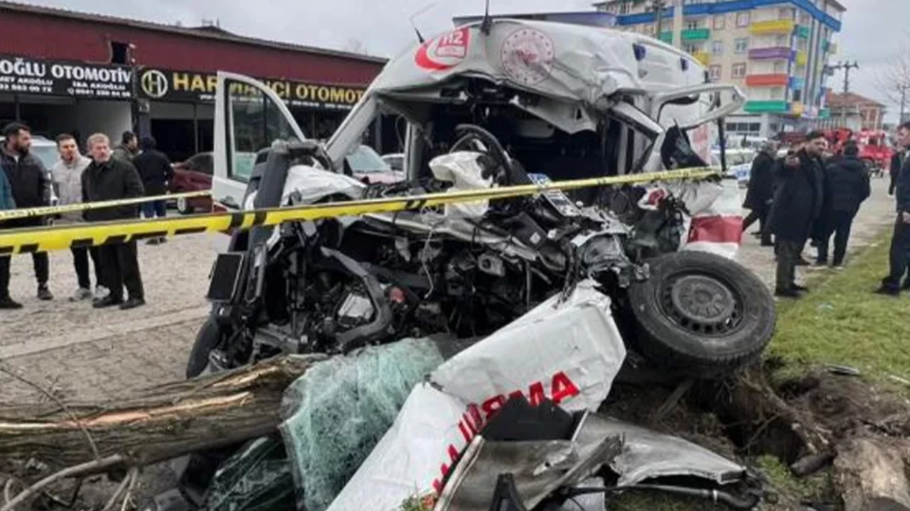 Vakaya giden ambulans kaza yaptı: 1 ölü, 3 yaralı