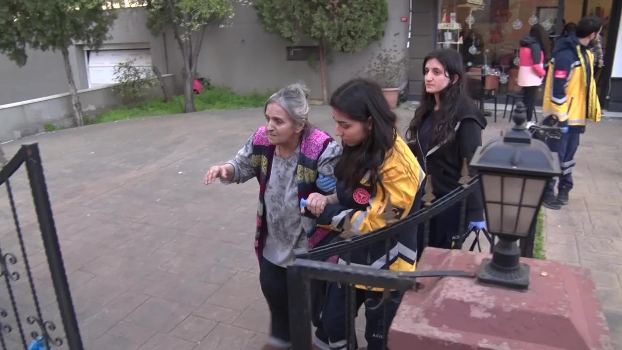 İstanbul'da yangın paniği: Yaşlı kadın dumandan etkilendi