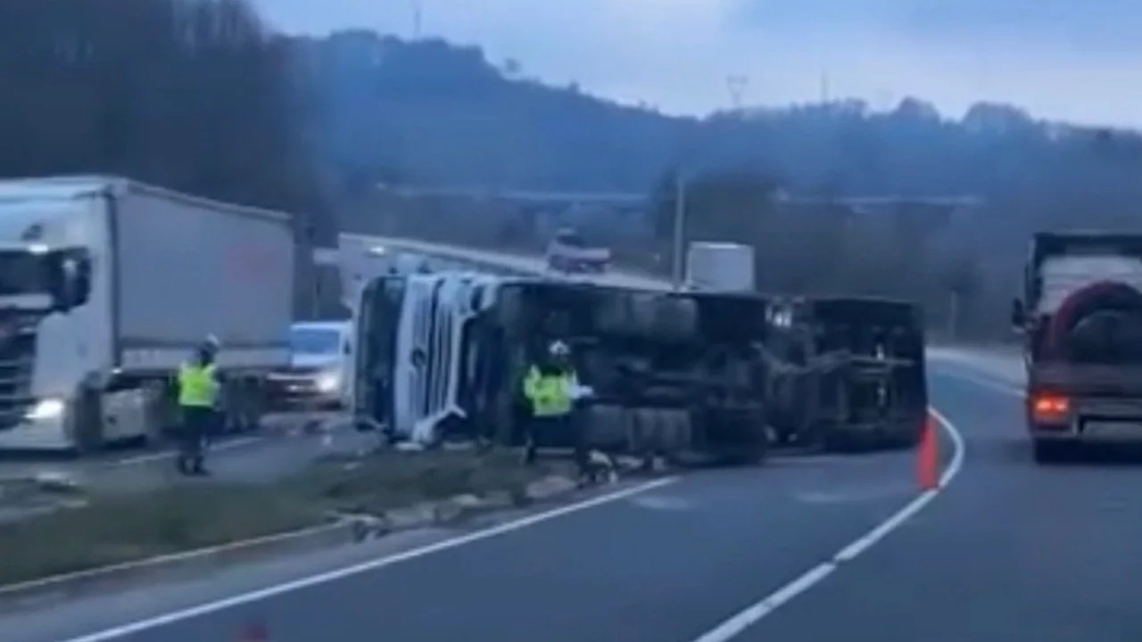 Düzce'de  virajı alamayan çimento tankeri devrildi: 1 yaralı