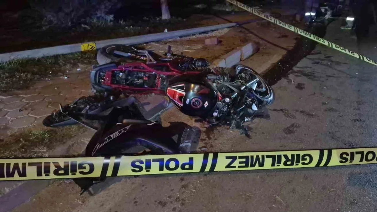 Aydınlatma direğine çarpan motosiklet sürücüsü yaşamını yitirdi