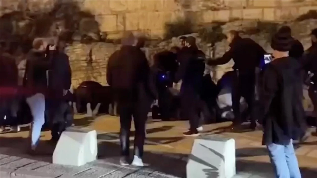 İsrail polisi, teravih namazı kılmak isteyen Filistinlilere saldırdı