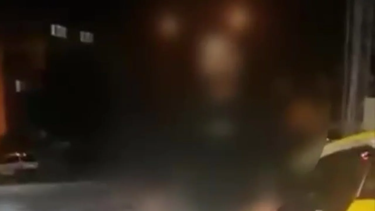 Taksici, meslektaşının önünü kesip tehdit etti