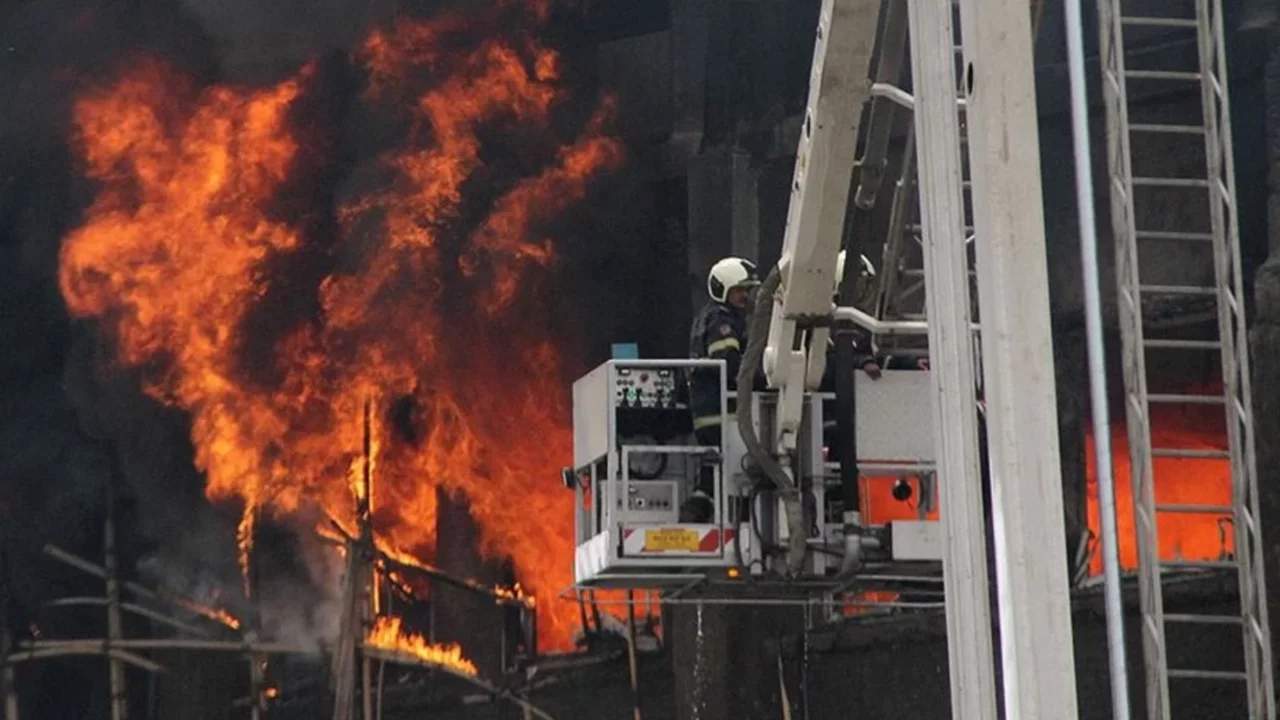 Hindistan'da  yangın faciası: Çok sayıda ölü var