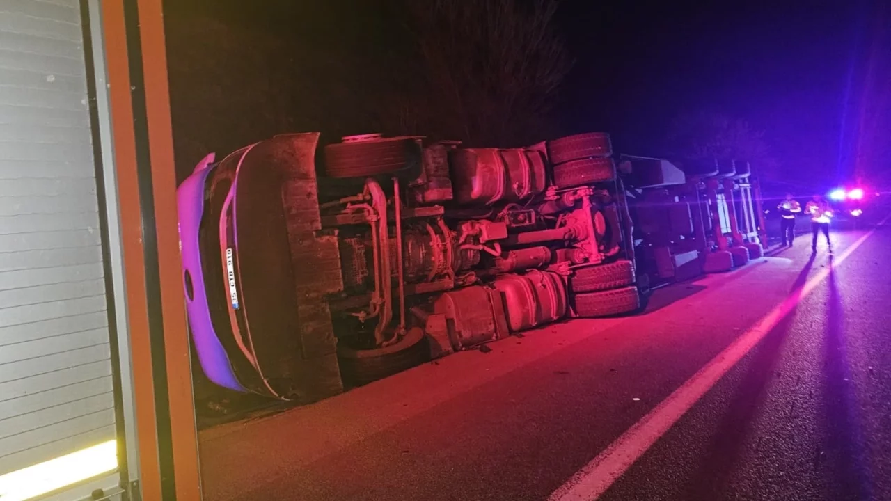 Bursa'da kontrolden çıkan tır devrildi