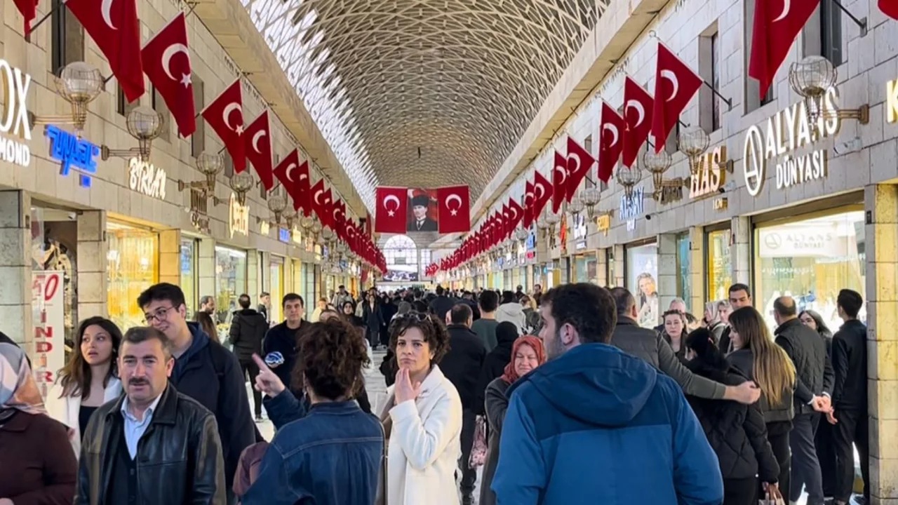 Bursa Kapalı Çarşı'da bayram öncesi yoğunluk