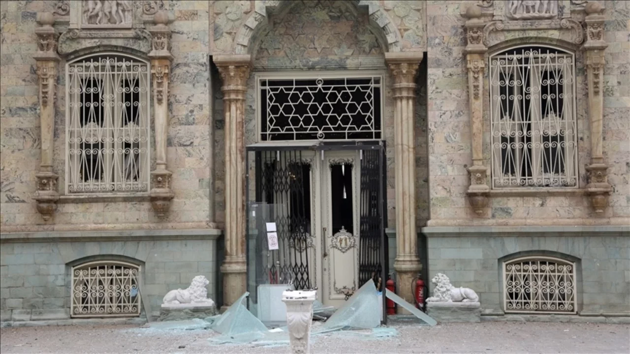 Tahran'daki tarihi Sadabad Sarayı hasar gördü