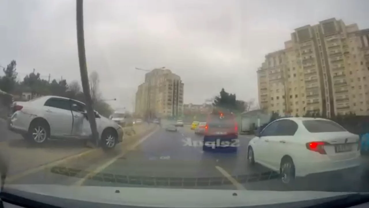 İstanbul'da kontrolden çıkan araç elektrik direğini devirdi: Faciadan saniyelerle kurtuldu