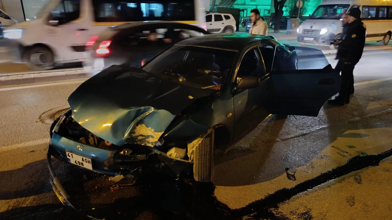 Bursa'da kontrolden çıkan otomobil direğe çarptı: 3 yaralı