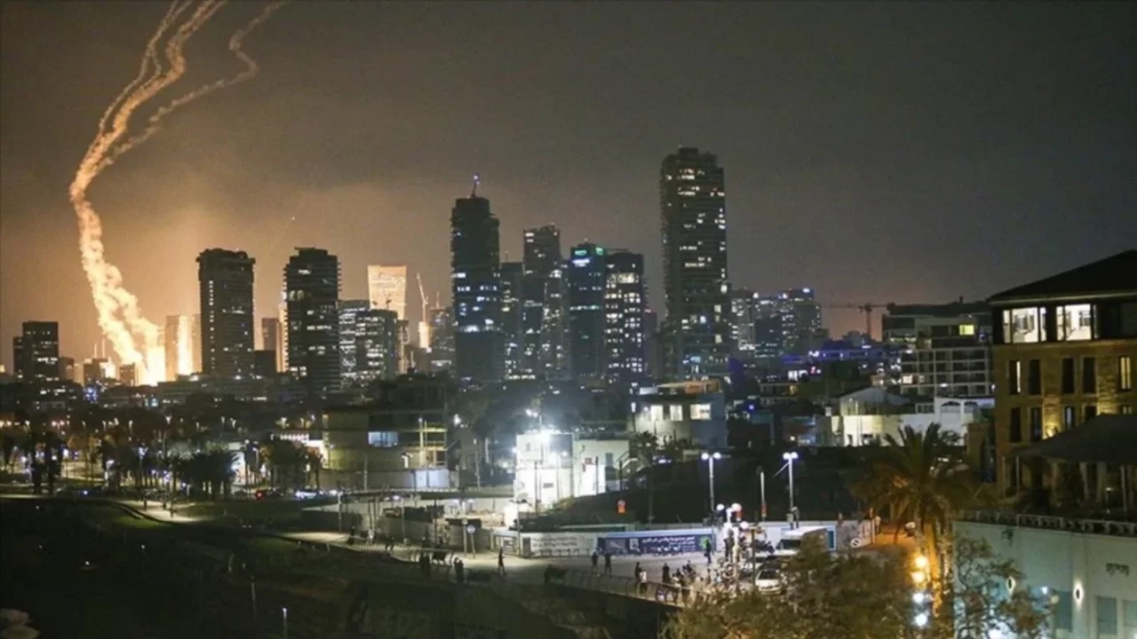 İran'dan Tel Aviv'e füze saldırıları: ''100'den fazla hedefi vurduk''