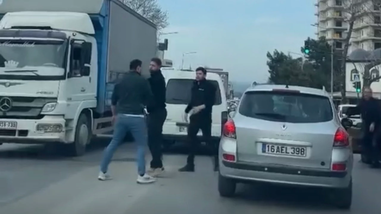 Bursa'da trafikte gergin anlar! Tartışma kavgaya dönüştü