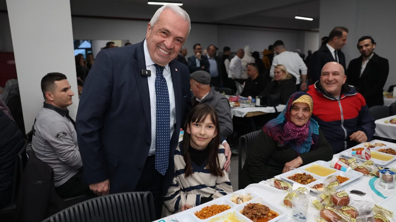 Nilüfer Belediye Başkanı Şadi Özdemir, vatandaşlarla iftarda buluştu