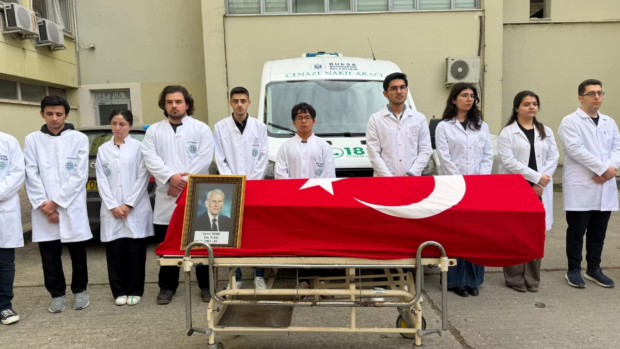 Bursa'da kadavraya saygı töreni: 6 yıl tıp eğitimine katkı sağladı, ailesine teslim edildi