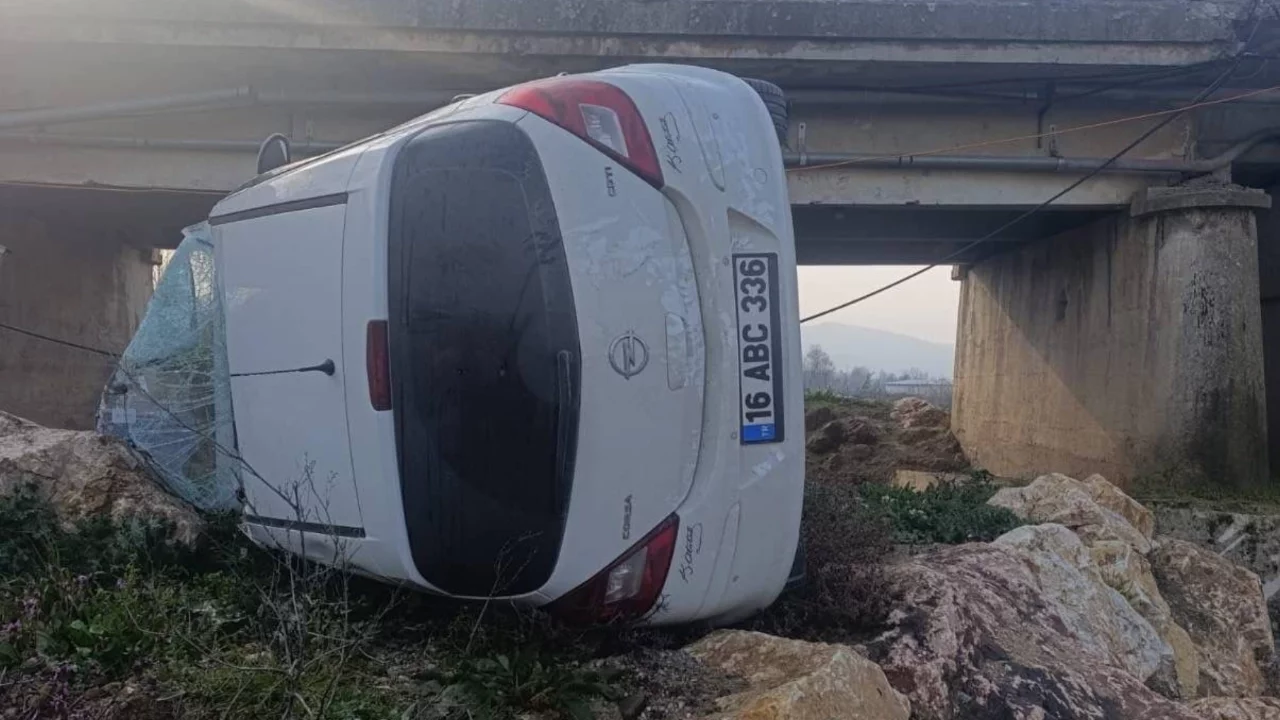 Bursa'da genç sürücü ölümden döndü: Kontrolden çıkan araç köprüden uçtu, 1 yaralı