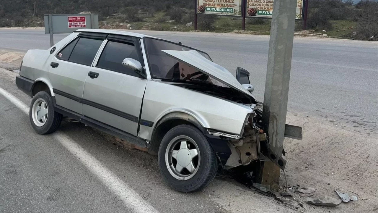 Bursa'da otomobil direğe çarptı! Sürücü yaralandı