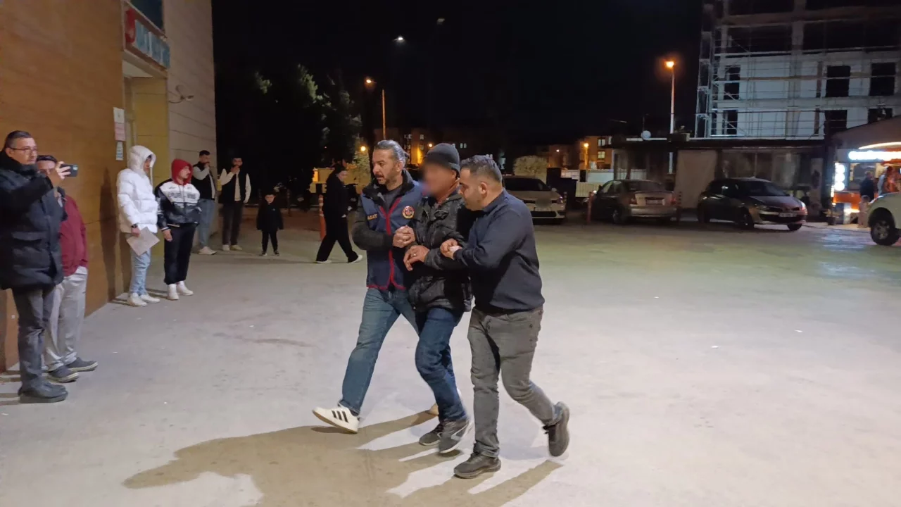 Bursa'da 15 yıl hapis cezası bulunan şahıs dolmuşta yakalandı