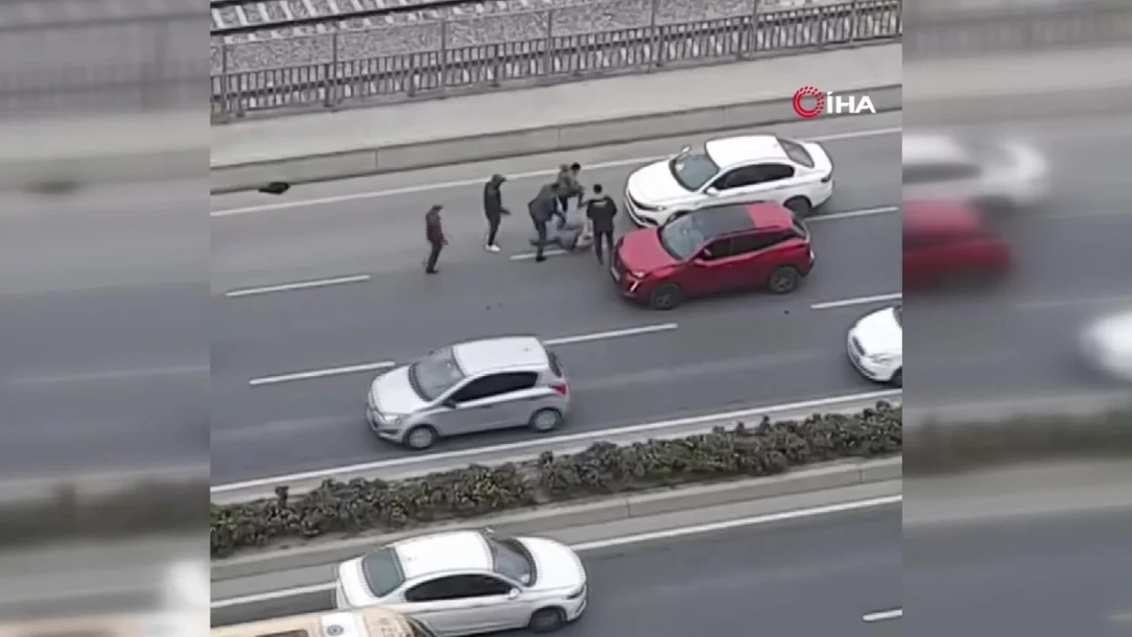 İstanbul'da yol verme tartışması sopalı kavgaya dönüştü