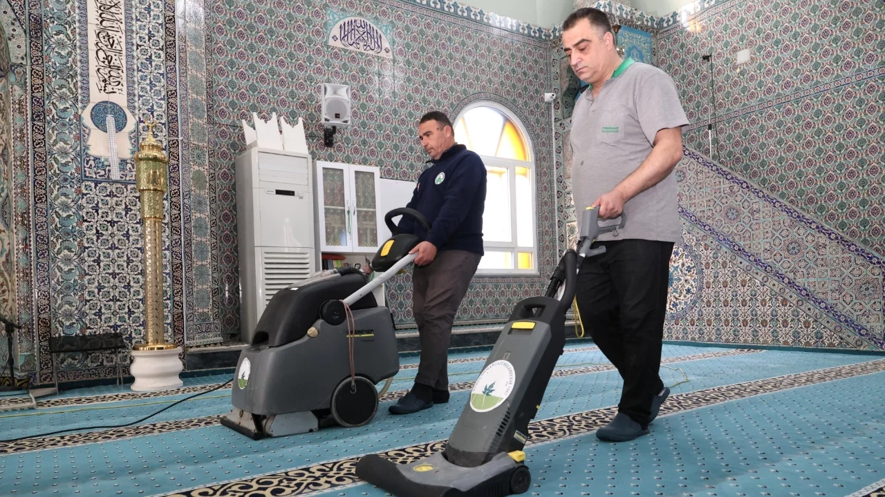 Osmangazi'de camilerde bayram temizliği sürüyor