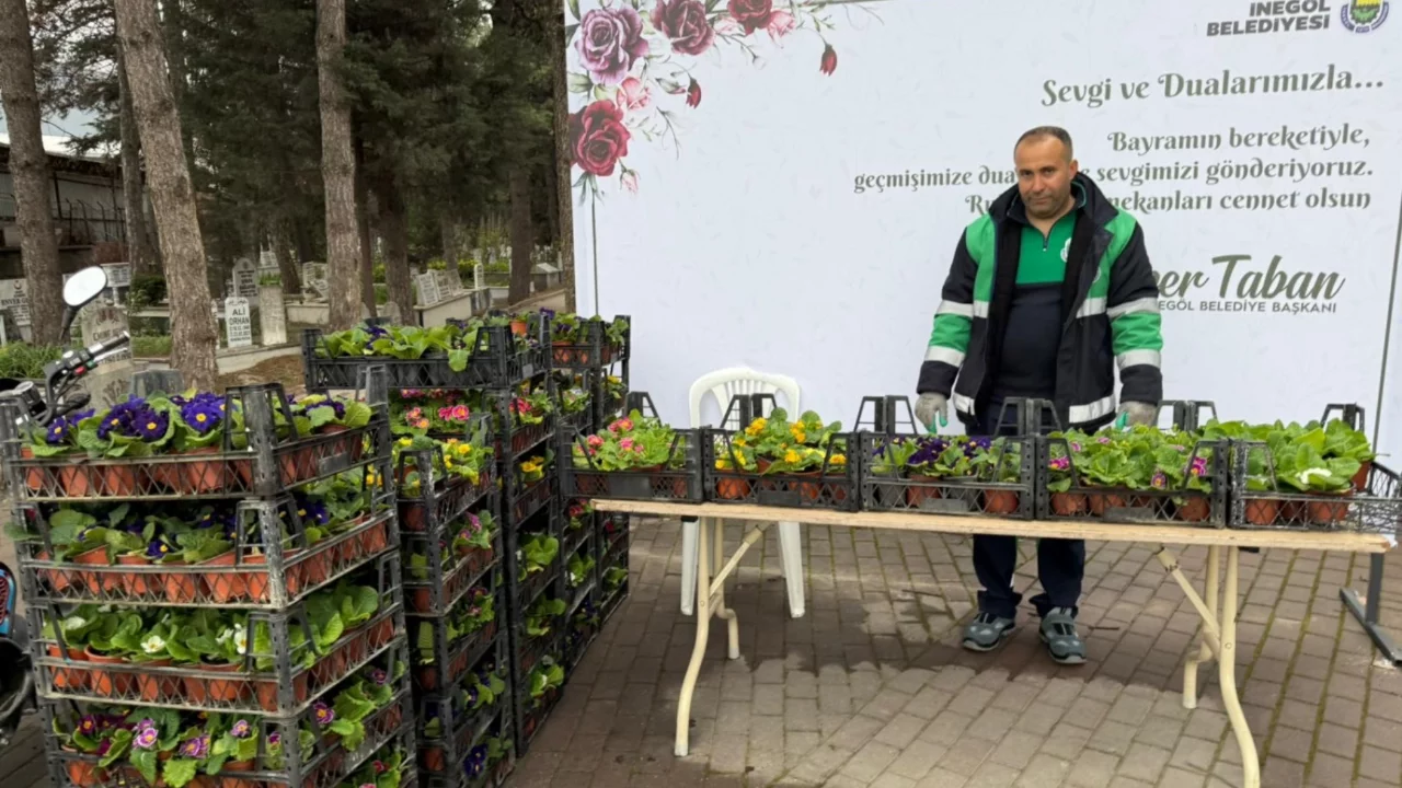 İnegöl'de bayram öncesi mezarlıklar çiçek bahçesine büründü