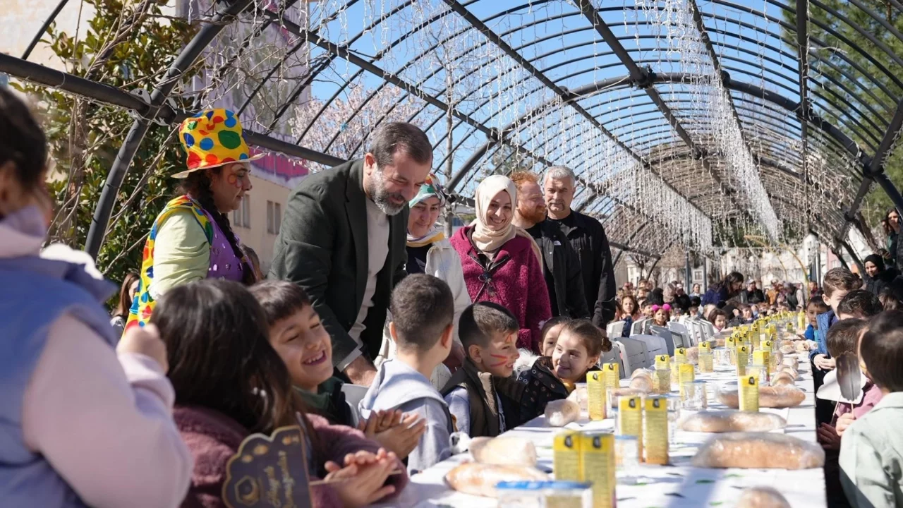 Gürsulu minikler tekne orucuyla iftar açtı