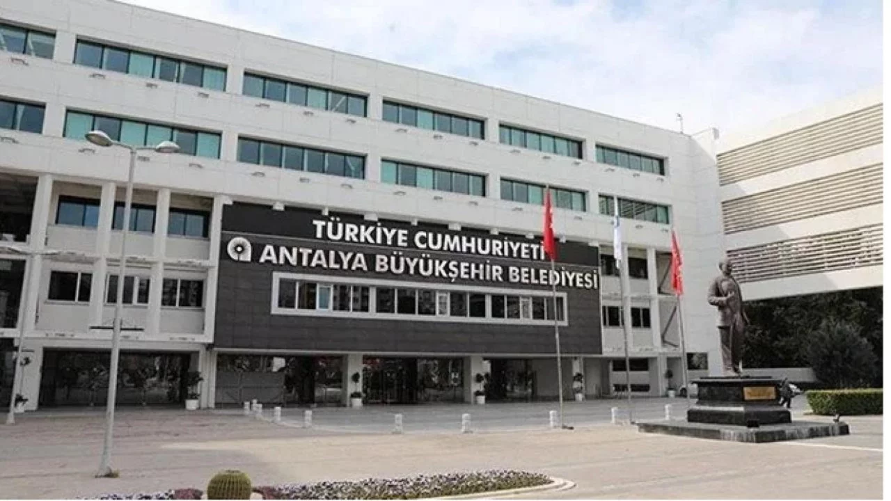 Antalya Büyükşehir Belediyesi davasında gelişme: Dün tahliye edilen 3 kişi yeniden tutuklandı