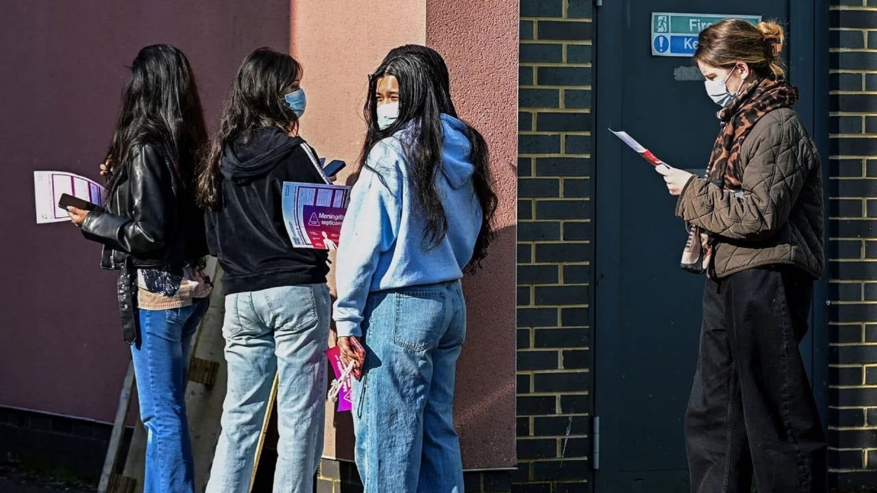 İngiltere'de menenjit salgını: Vaka sayısı yükseliyor