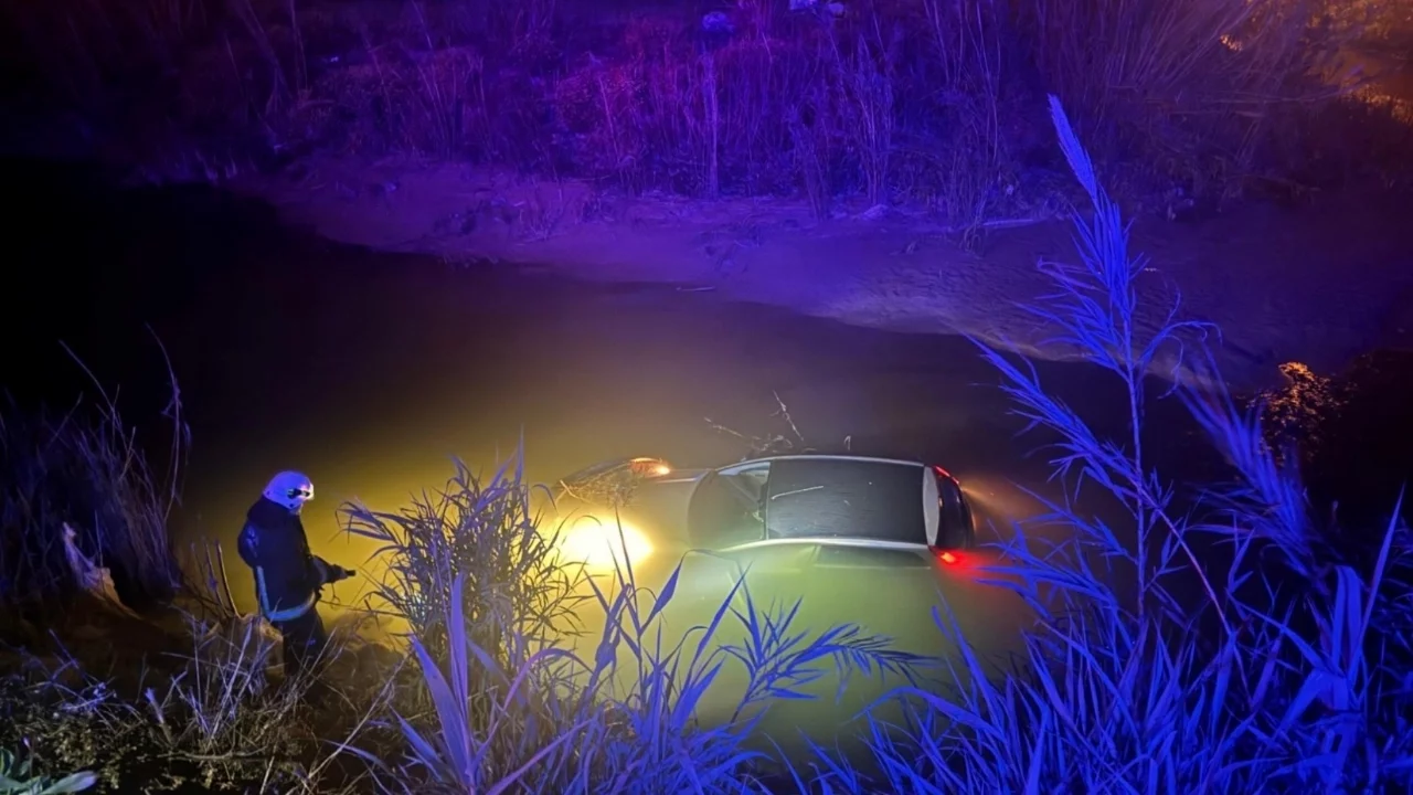 Antalya'da seyir halindeki otomobil dereye uçtu, sürücü yaralandı