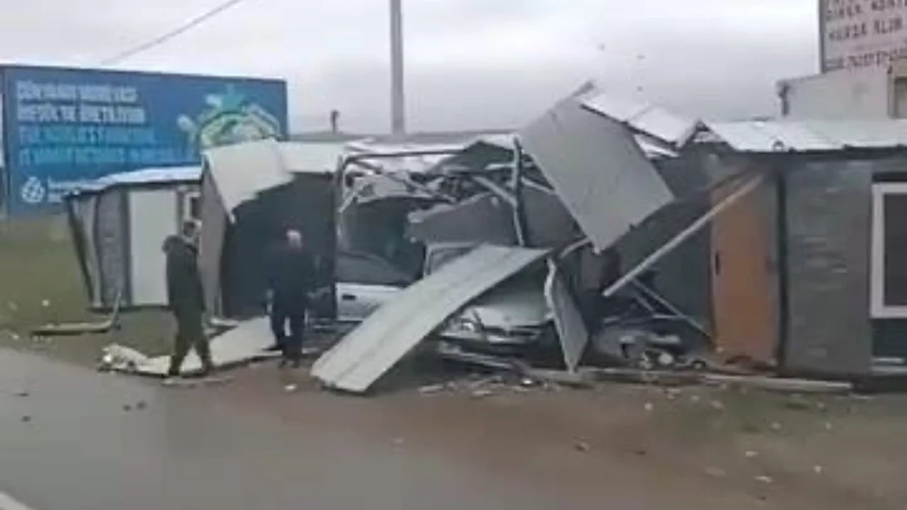 Bursa'da kontrolden çıkan otomobil prefabrik yapıya girdi