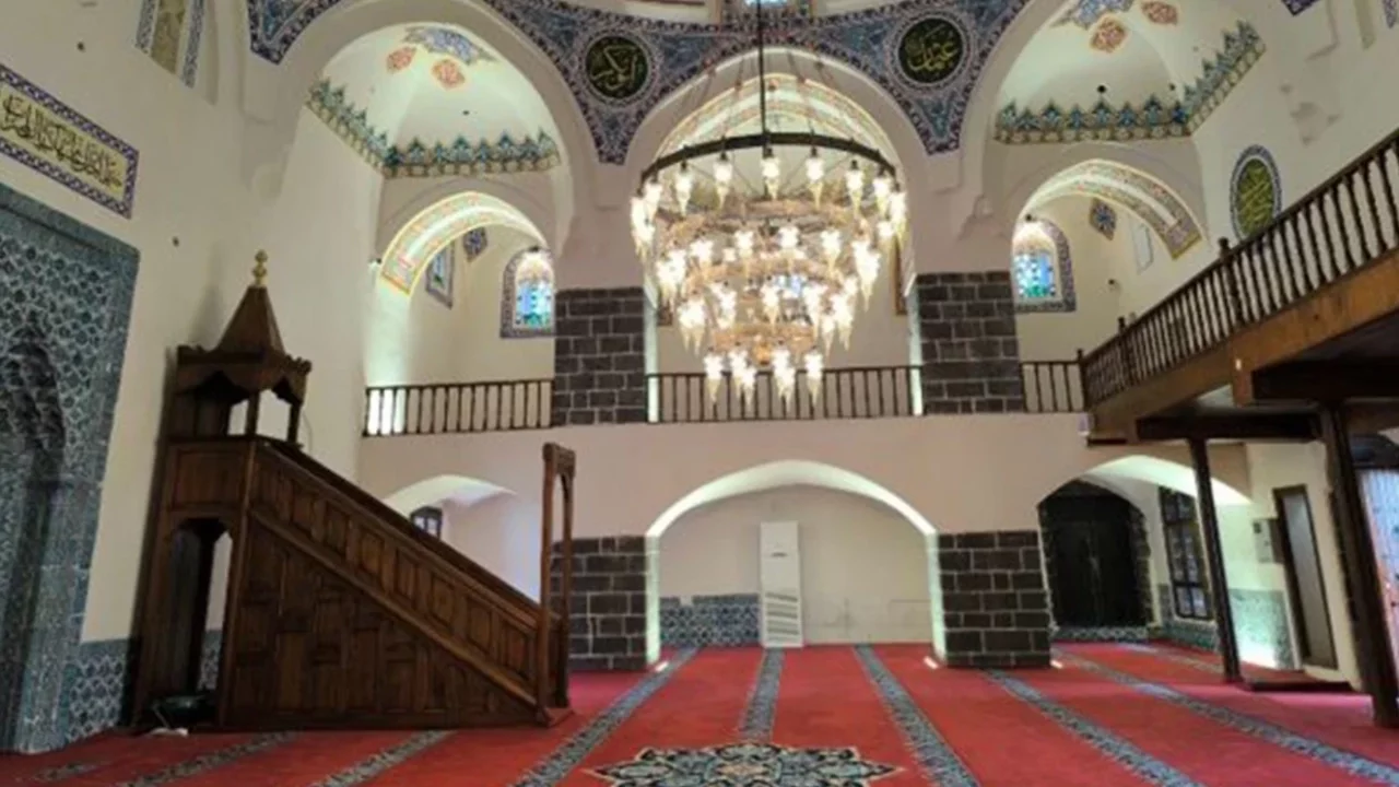 Bakan Ersoy'dan bayramda yeniden ibadete açılacak camilere ilişkin paylaşım