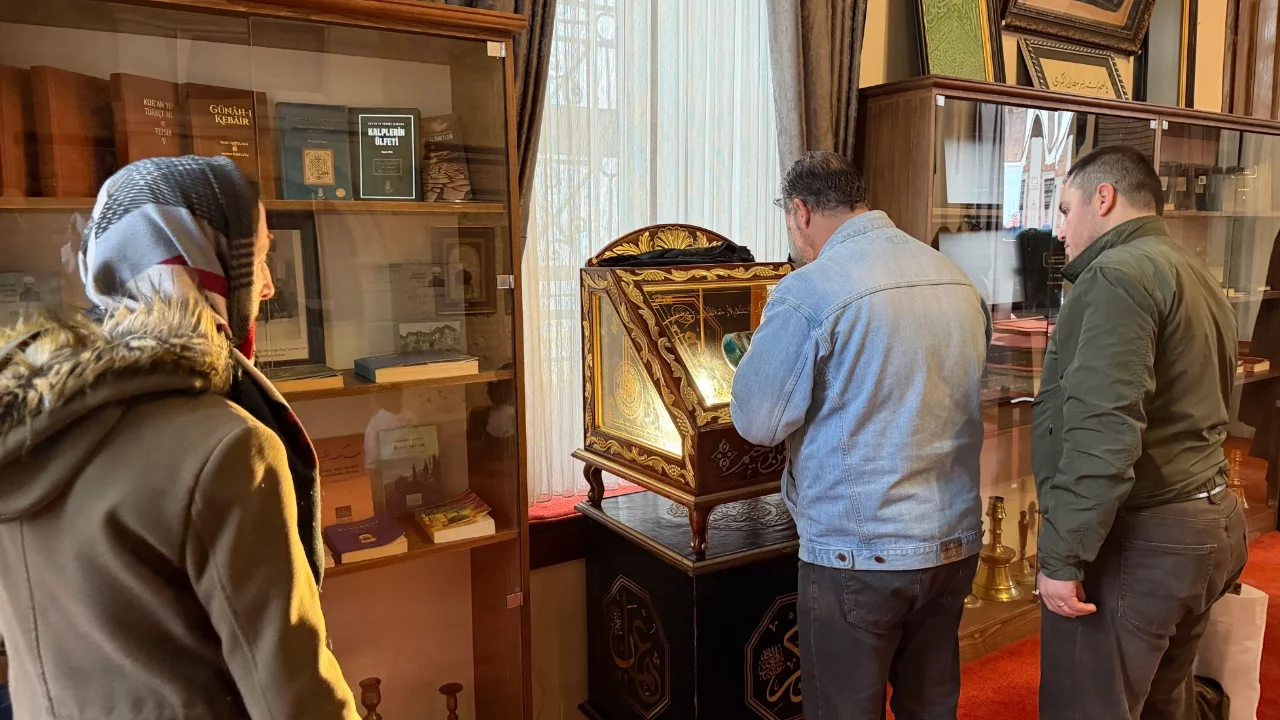 Emirsultan Türbesi'ndeki Sakal-ı Şerif ziyaretçi akınına uğruyor