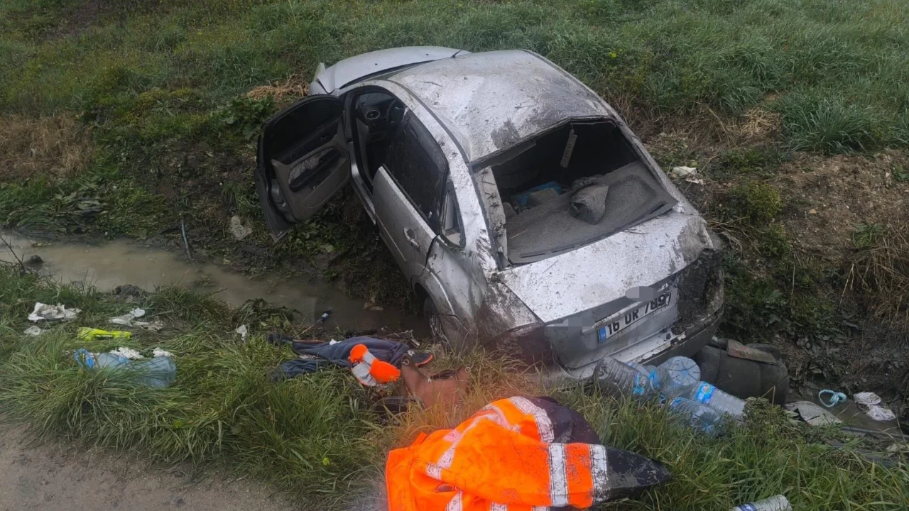 Bursa'da taklalar atan otomobil tarlaya uçtu!