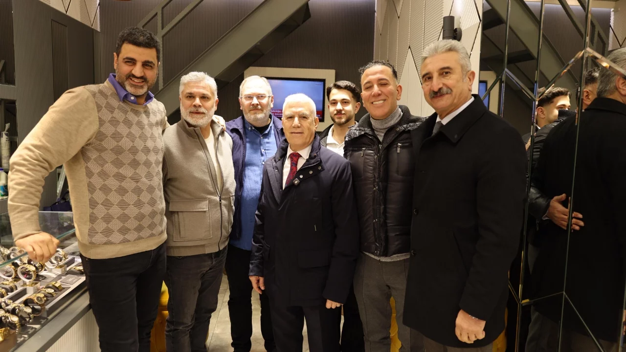 Başkan Mustafa Bozbey çarşı esnafıyla bayramlaştı