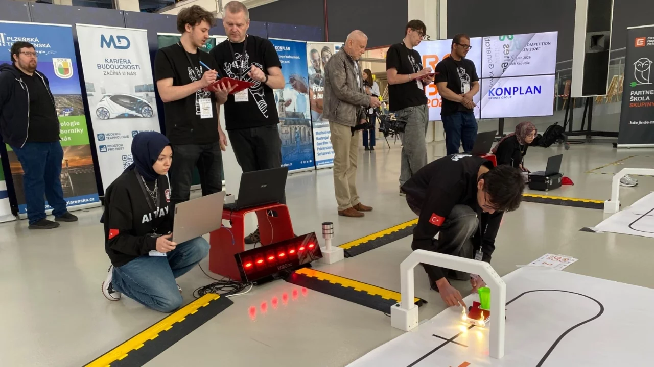 Bursalı öğrenciler Çekya'daki robot yarışmasında derece elde etti