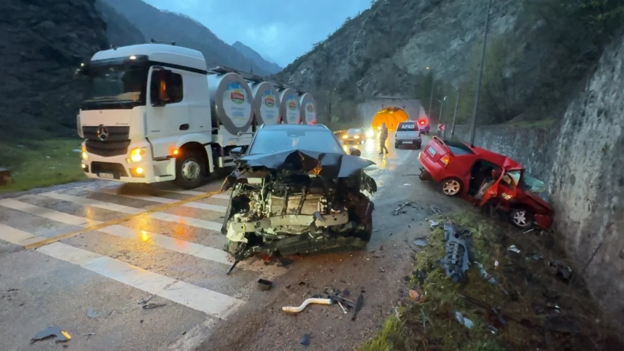 Karabük'te feci kaza: Ölü ve yaralılar var