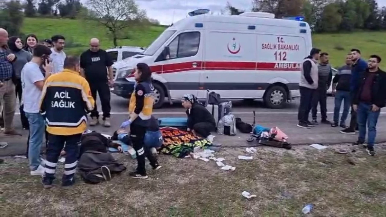 Bayram yolunda feci kaza: 2 otomobil kafa kafaya çarpıştı, 7 kişi yaralandı