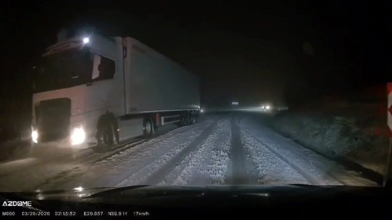 Bursa İnegöl'de etkili olan kar yağışı sürücülere zor anlar yaşattı