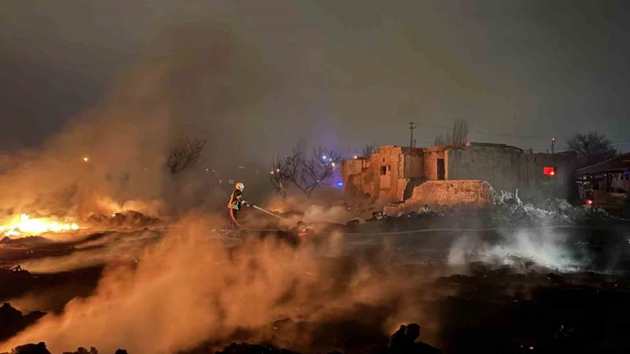 Boş arazide çıkan yangın eve sıçramadan söndürüldü