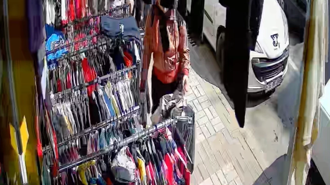 Bursa'da pes dedirten hırsızlık! Kameralara böyle yakalandılar...