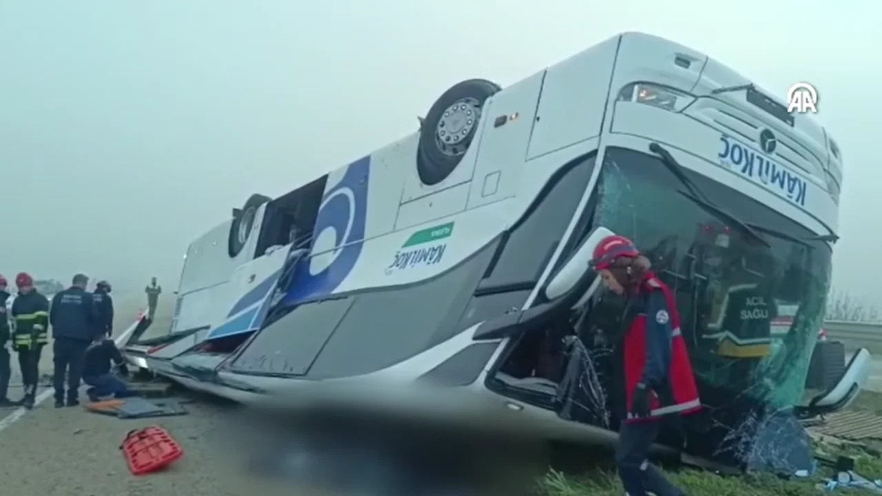 Bayram sabahı korkunç kaza... Yolcu otobüsü devrildi: Ölü ve yaralılar var!
