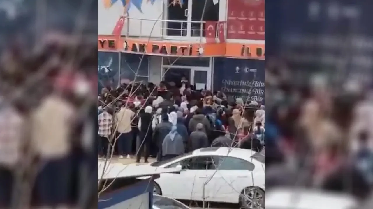 İYİ Partili Turhan Çömez'den dikkat çeken paylaşım: AK Parti binasında emekliye harçlık mı dağıtı...