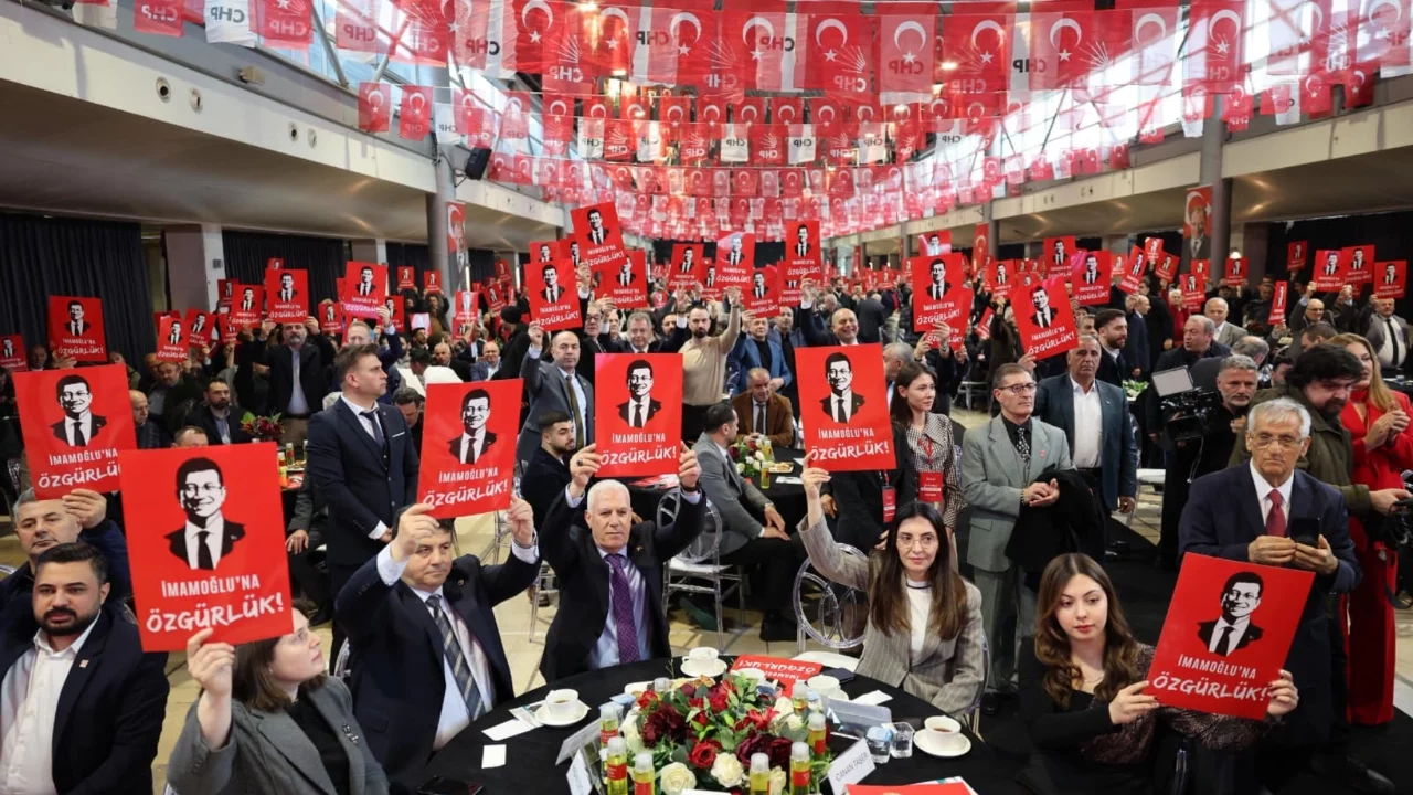 CHP Bursa bayramlaştı: "Cumhuriyet Halk Partisi karanlığın orta yerinde korkusuzca direnmenin adı...