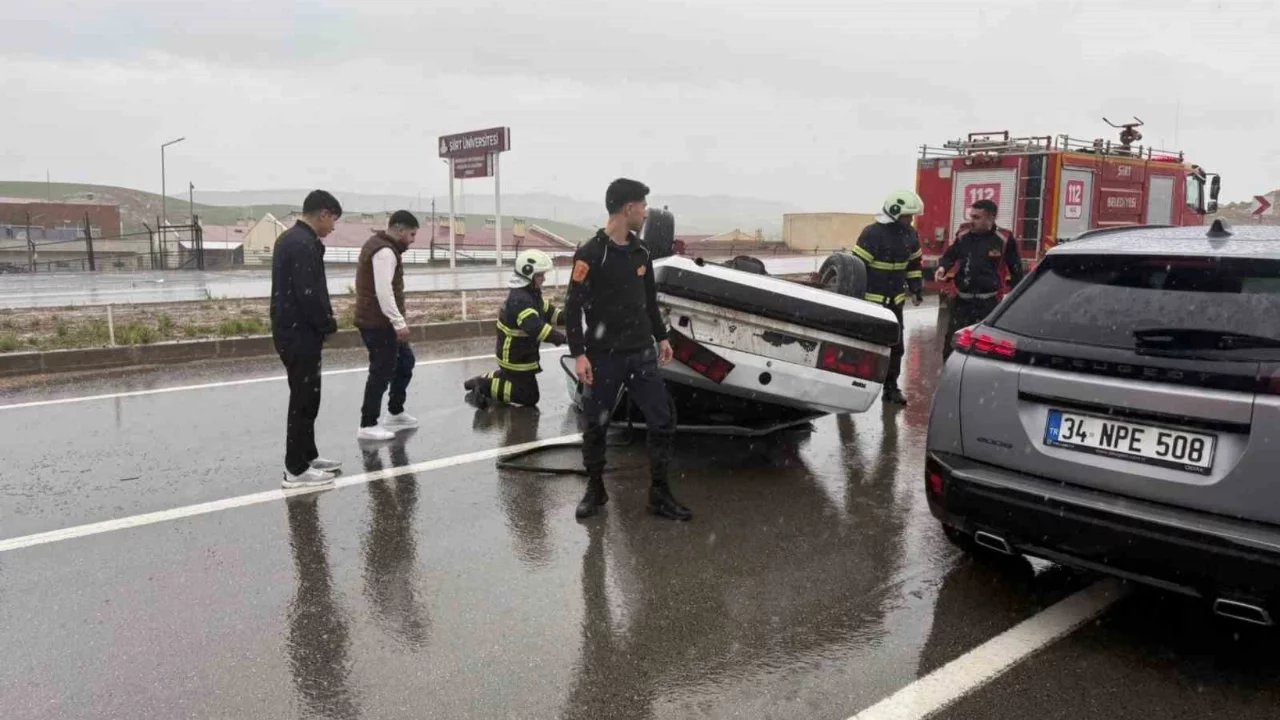 Siirt'te iki otomobil çarpıştı: 2 kişi yaralandı