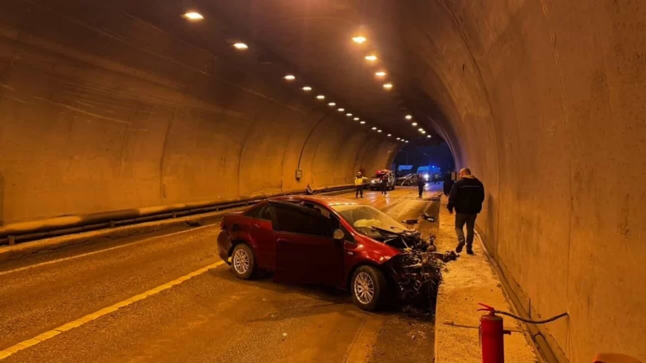 Tünelde iki otomobil çarpıştı: Çok sayıda yaralı