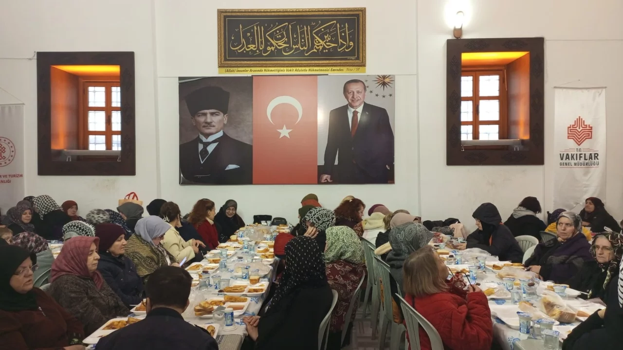 Vakıflar Bursa Bölge Müdürlüğü 93 bin kişiye iftar verdi