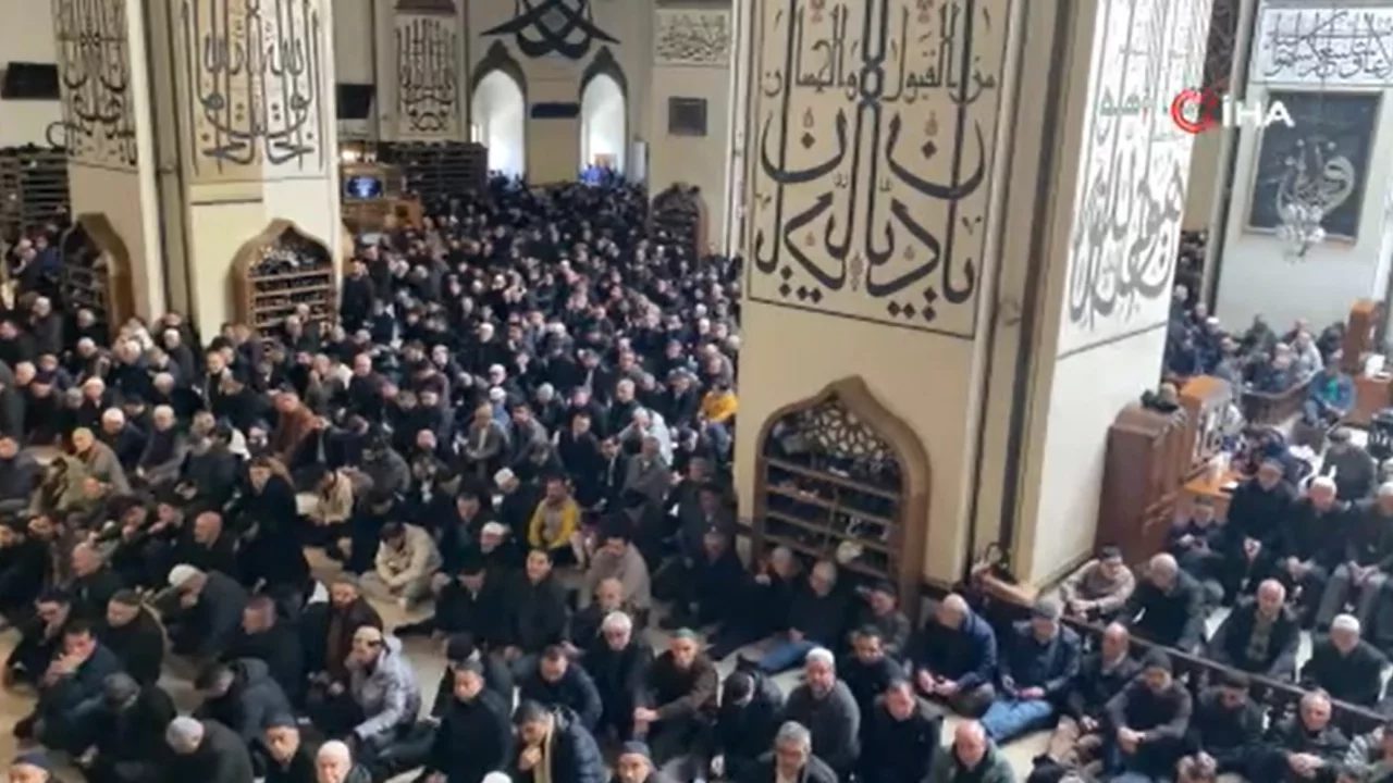 Bursa'da bayram sabahı: Ulu Cami dolup taştı