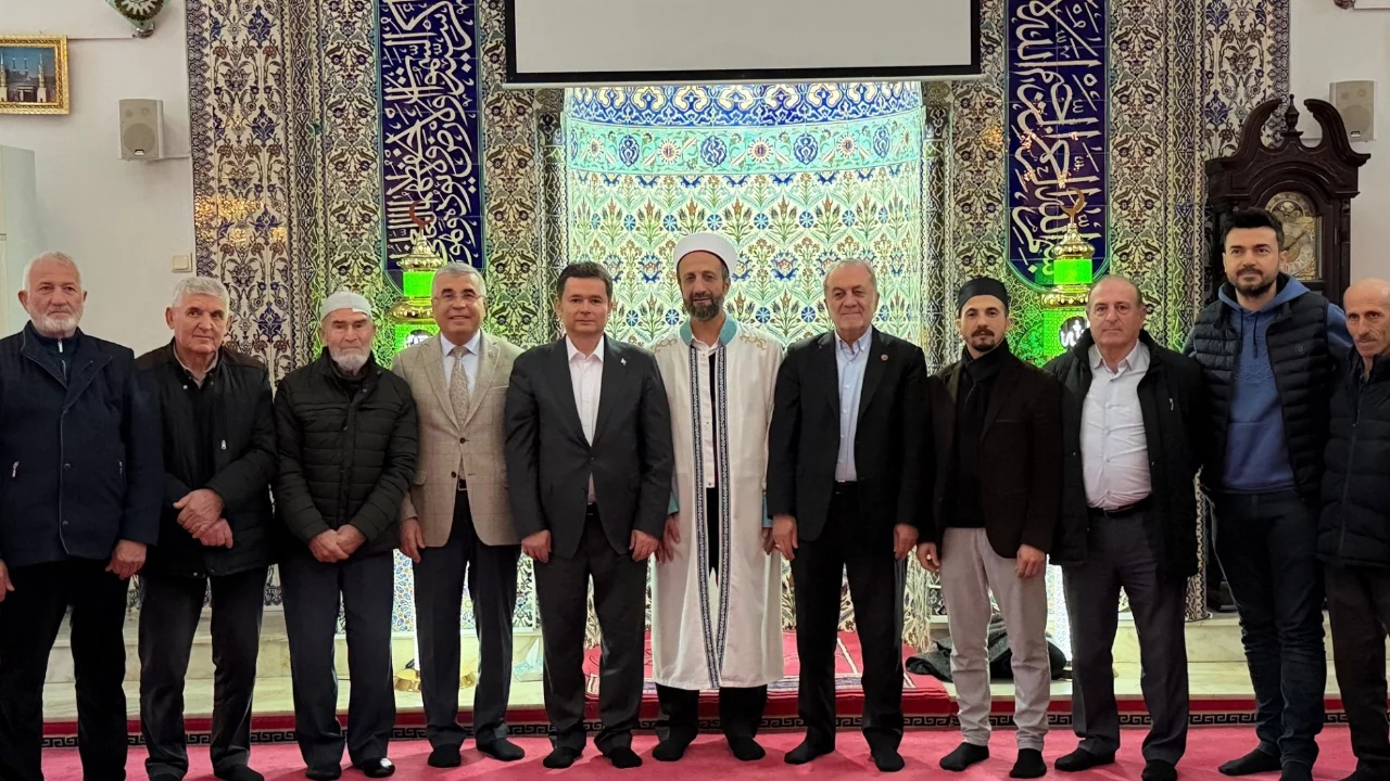 Osmangazi Belediye Başkanı Erkan Aydın vatandaşlarla bayramlaştı